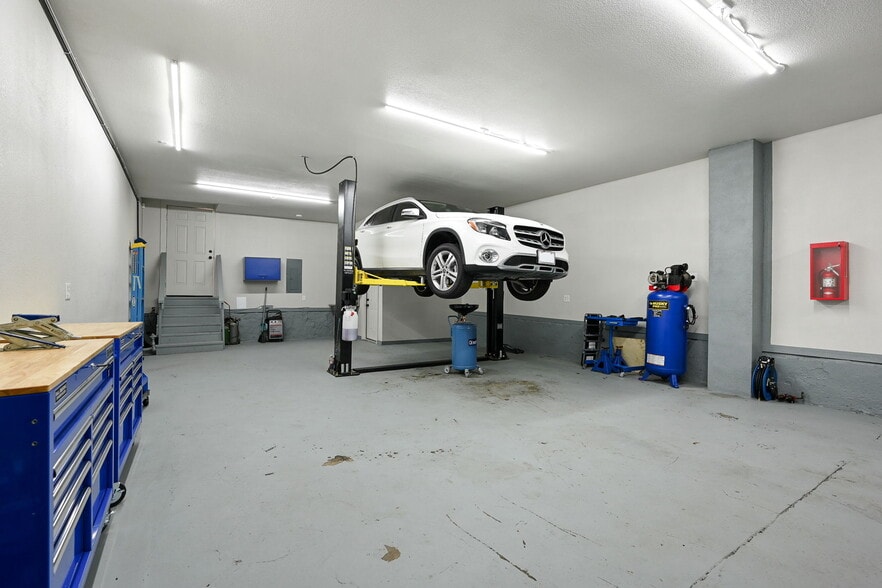 More Photos Of 3200 E 31st St, Kansas City Freestanding For Sale