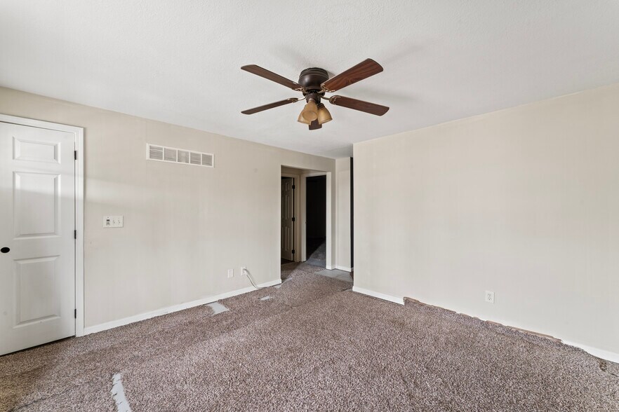 More Photos Of 814 SE Sunnyside School Rd, Blue Springs Warehouse For Sale