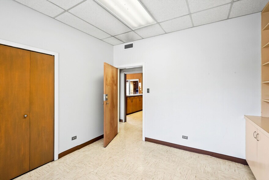 More Photos Of 1701 W Woodlawn Ave, San Antonio Religious Facility For Sale