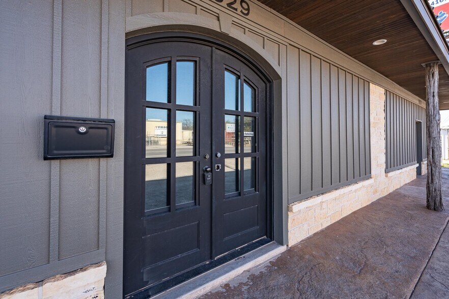 More Photos Of 1929 S Treadaway Blvd, Abilene Showroom For Lease