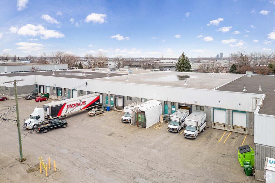 More Photos Of 5776-5782 Blvd Thimens, Montréal Warehouse For Lease