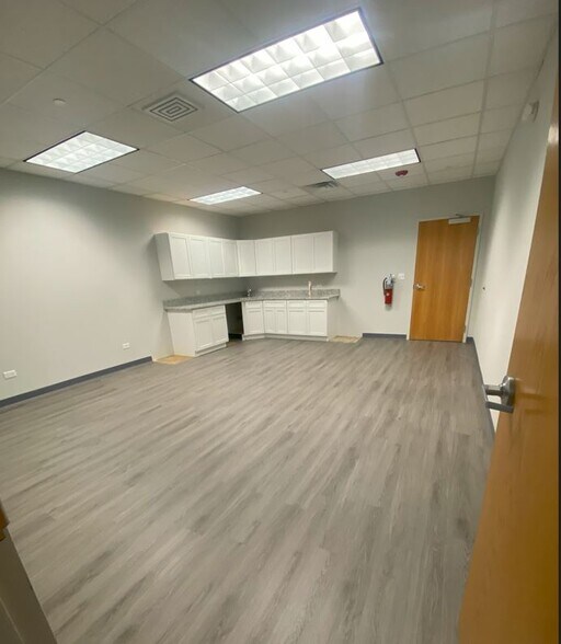 More Photos Of 621 Busse Rd, Bensenville Warehouse For Lease