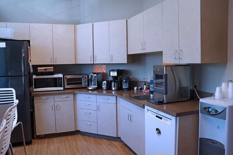 More Photos Of 24076 SE Stark St, Gresham Medical For Lease