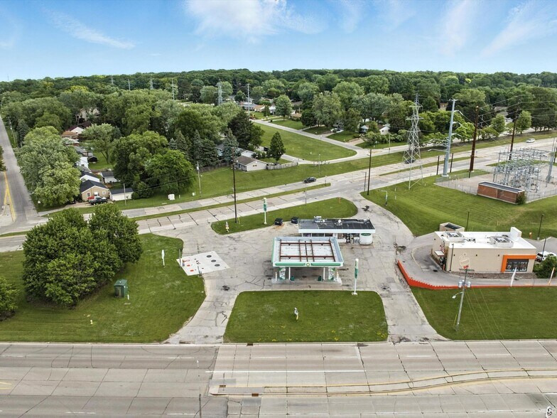 More Photos Of 2115 Main St, Green Bay Service Station For Sale