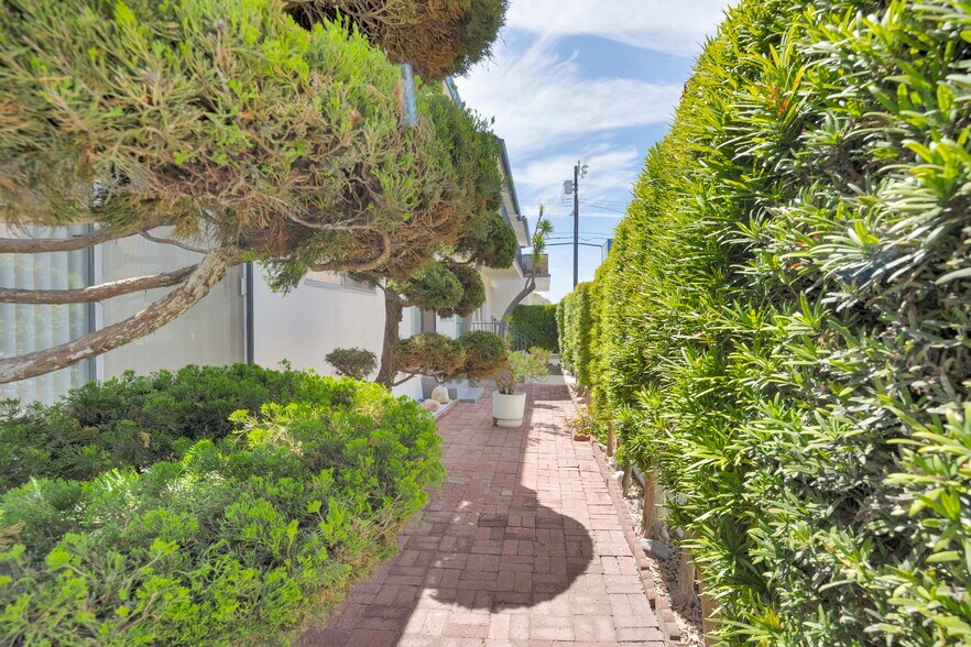More Photos Of 7832 W Manchester Ave, Playa Del Rey Apartments For Sale