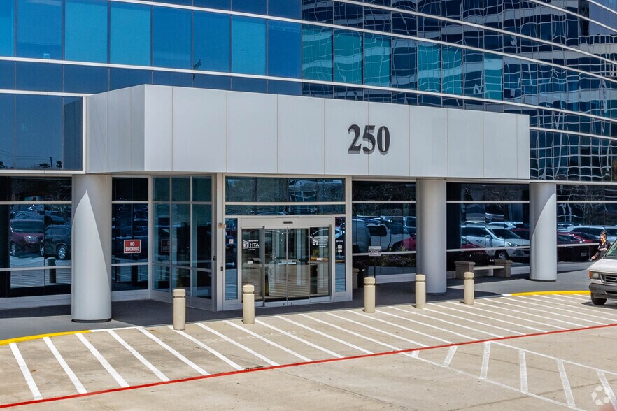 More Photos Of 250 Blossom St, Webster Medical For Lease