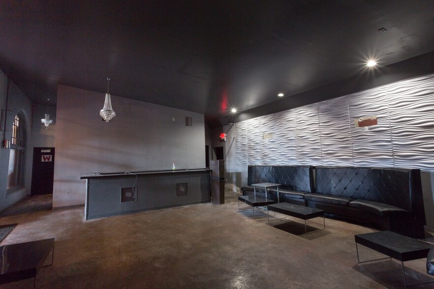 More Photos Of 3221-3225 Olive St, Saint Louis Bar For Lease