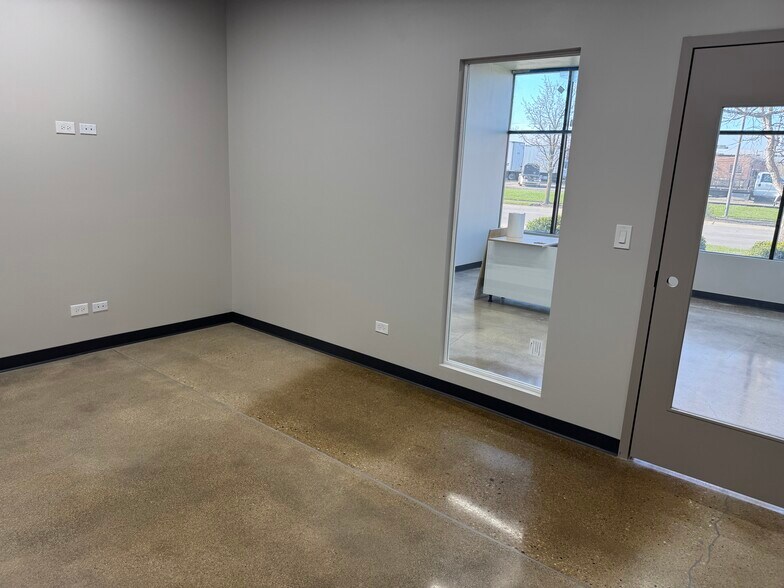 More Photos Of 945 Criss Cir, Elk Grove Village Light Manufacturing For Lease