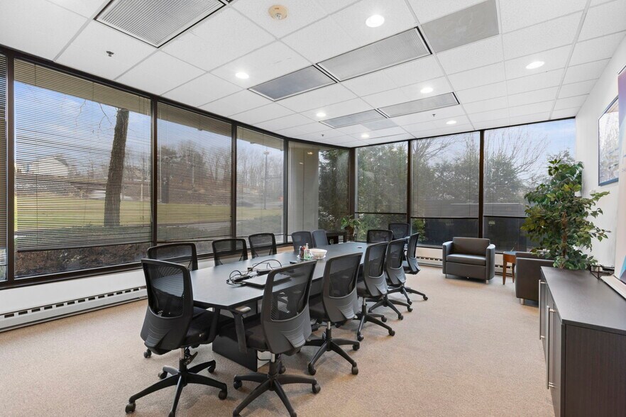 More Photos Of 399 Thornall St, Edison Office For Lease