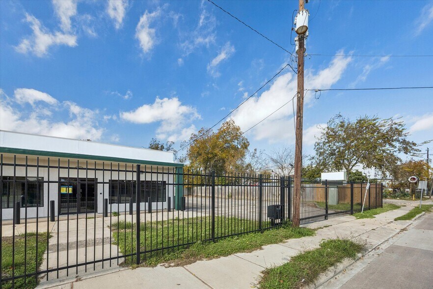 More Photos Of 4901 Yale St, Houston Office For Sale