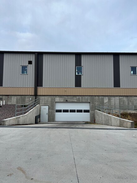 More Photos Of 767 Nile St, Golden Warehouse For Lease