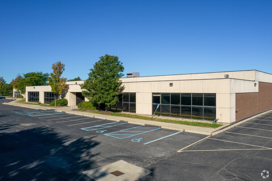 More Photos Of 15000 N Commerce Dr, Dearborn Warehouse For Lease