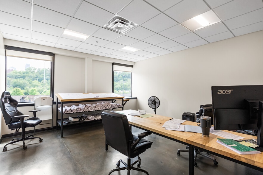 More Photos Of 1217 W 12th St, Kansas City Flex For Lease