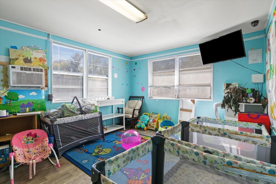 More Photos Of 327 S Adams St, Quincy Daycare Center For Sale