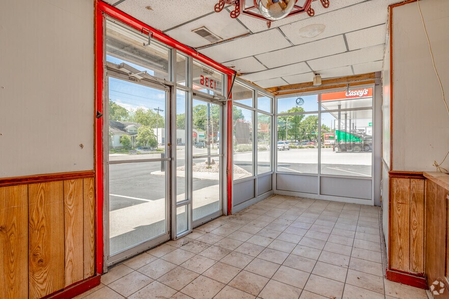 More Photos Of 1328-1336 SW 17th St, Topeka General Retail For Sale