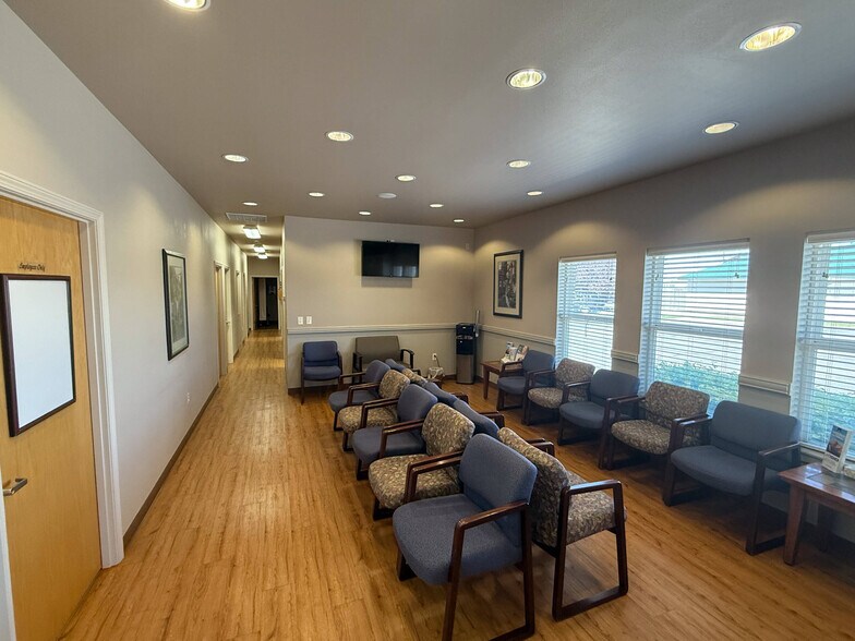 More Photos Of 811 NW 12th St, Fruitland Medical For Sale