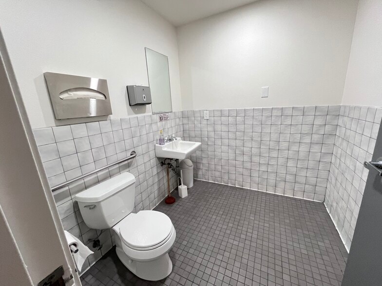 More Photos Of 14095 Laurelwood Pl, Chino Warehouse For Lease