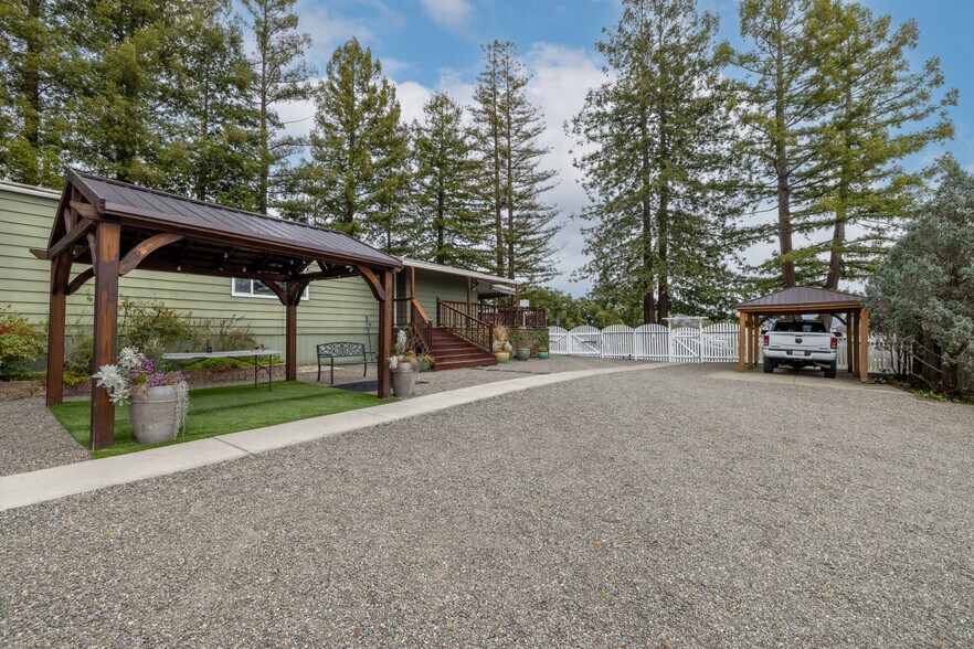 More Photos Of 7050 Starr Rd, Windsor Veterinarian Kennel For Sale