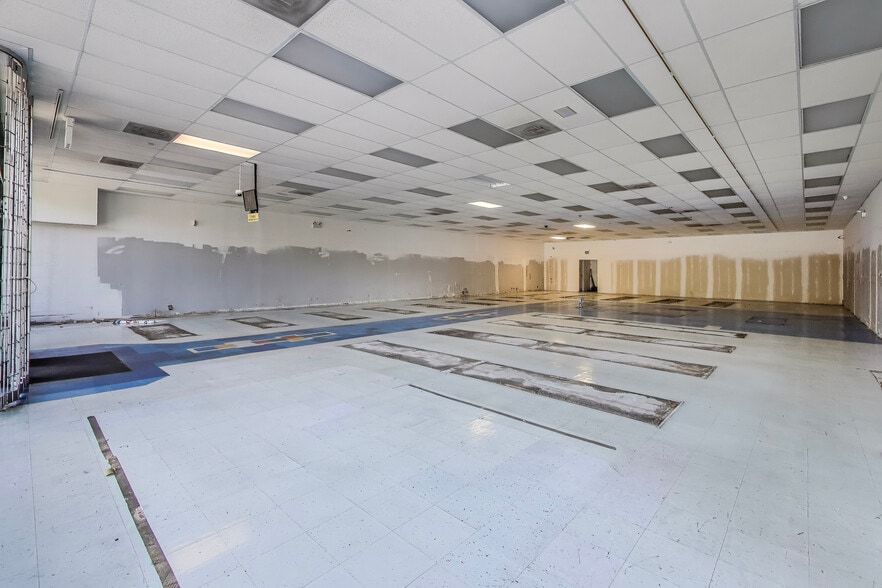 More Photos Of 2255 W 95th St, Chicago Freestanding For Lease
