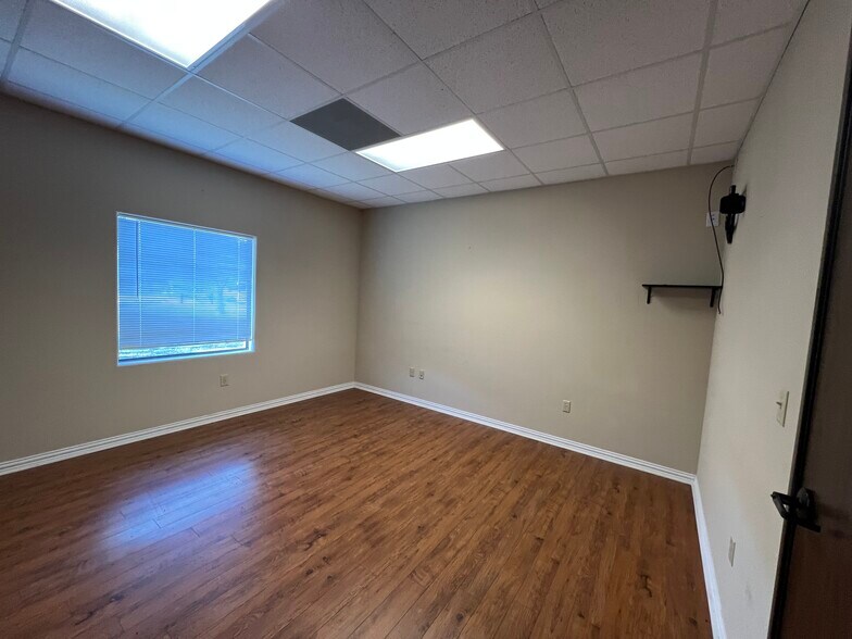 More Photos Of 2010 Broadway St, Pearland Medical For Lease