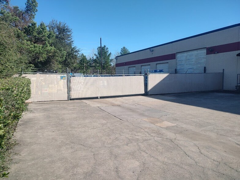 More Photos Of 16550-16560 Air Center Blvd, Houston Warehouse For Lease