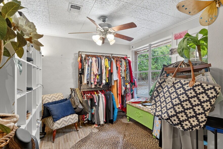 More Photos Of 930 N School St, Boerne Office For Sale