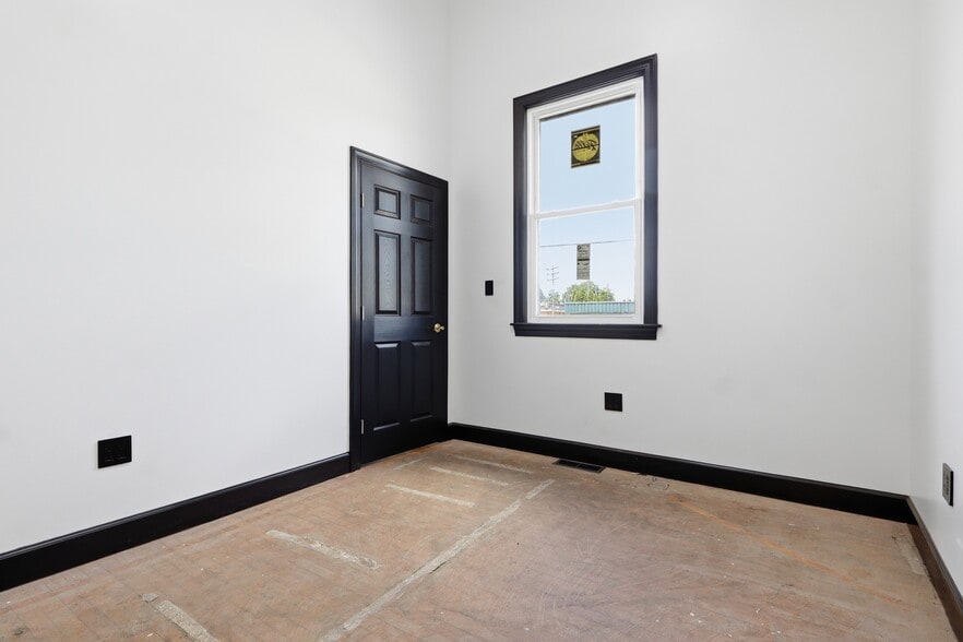 More Photos Of 805 E Prospect St, York General Retail For Sale