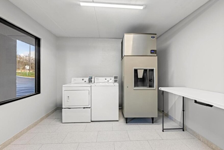 More Photos Of 3402 Winfield Dunn Pky, Kodak Hotel For Sale