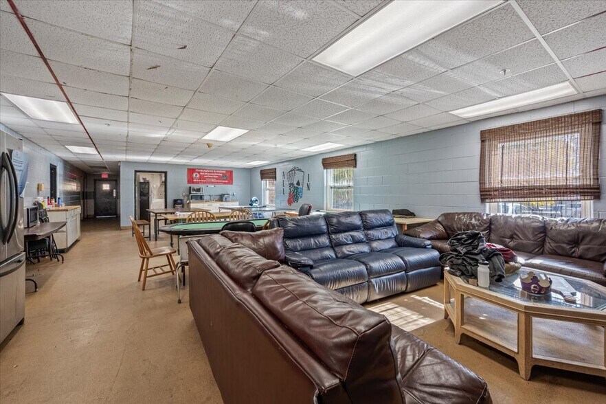 More Photos Of 1020 W Hillcrest Dr, Dekalb Sorority Fraternity House For Sale