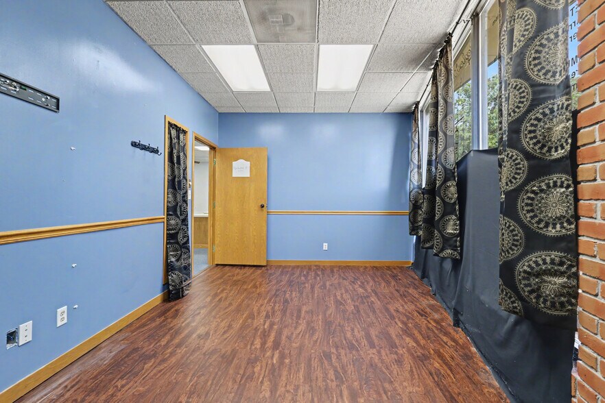 More Photos Of 22976 Outer Dr, Dearborn Flex For Lease
