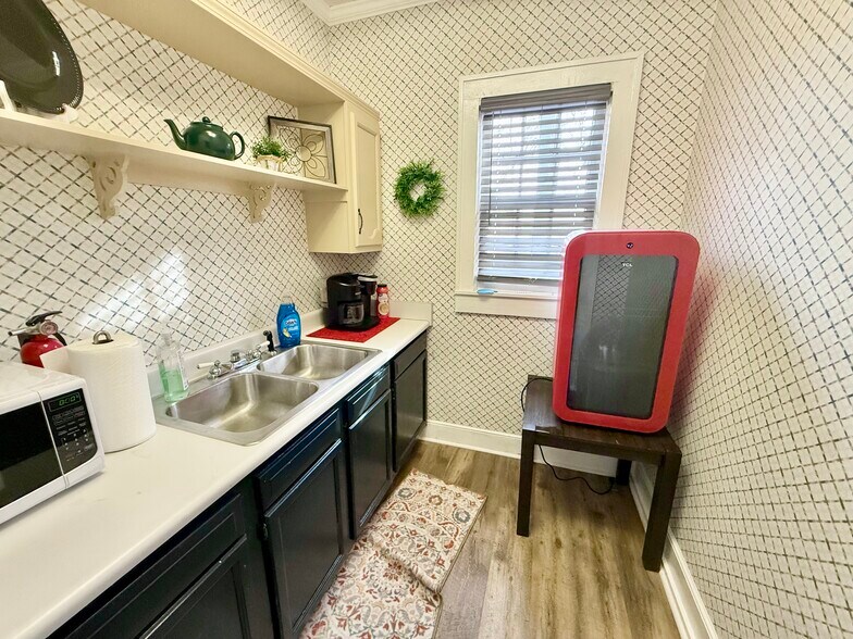 More Photos Of 208 N Gloster St, Tupelo Office For Sale
