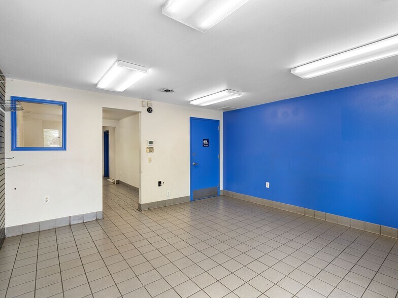 More Photos Of 6691 SE Tualatin Valley Hwy, Hillsboro Auto Repair For Lease