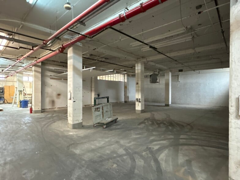More Photos Of 1306 43rd Ave, Long Island City Warehouse For Lease