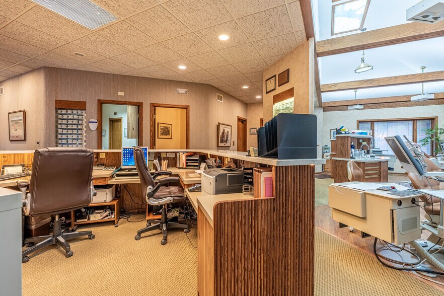 More Photos Of 915 N Milwaukee Ave, Libertyville Office For Sale