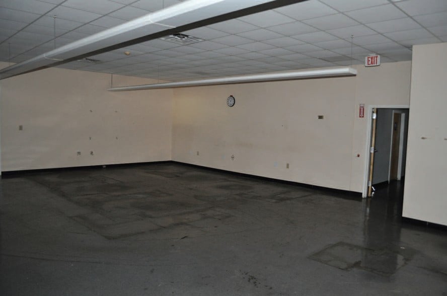 More Photos Of 917 Commerce Cir, Hanahan Warehouse For Sale