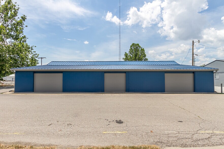 More Photos Of 925 Virginia St, Shelbyville Warehouse For Lease