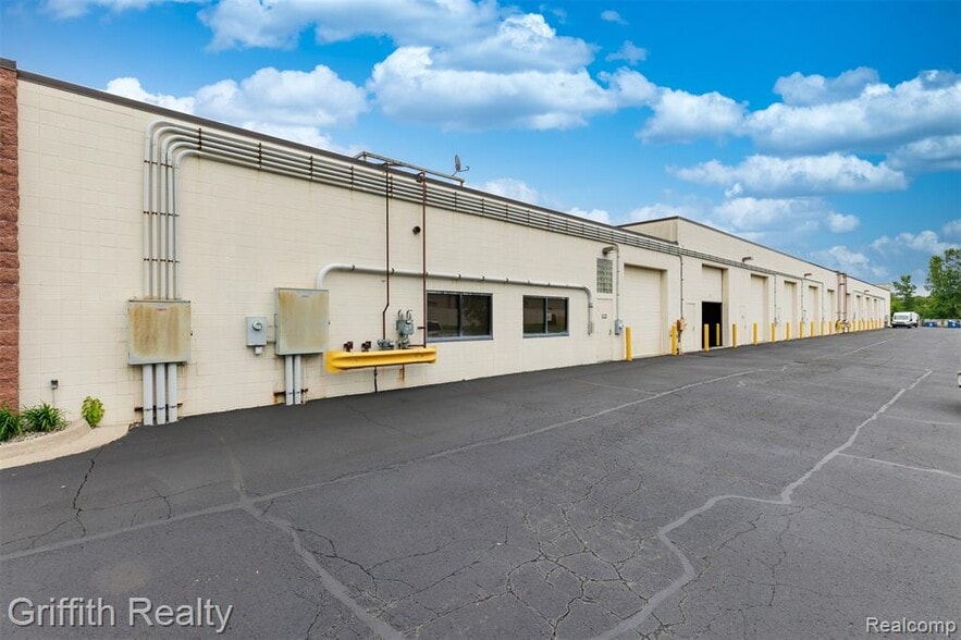 More Photos Of 5840-5936 Sterling Dr, Howell Flex For Lease