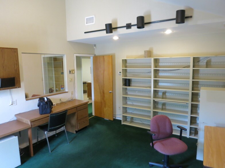 More Photos Of 920 Lawn Ave, Sellersville Medical For Sale
