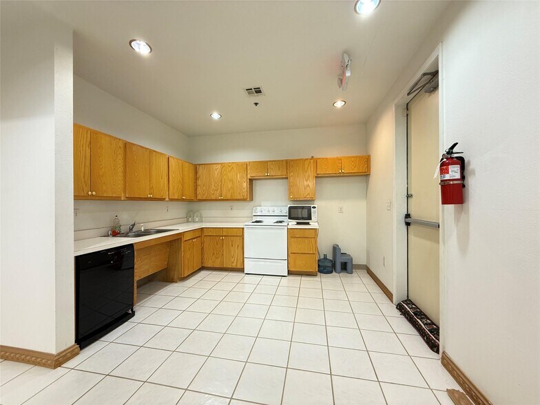 More Photos Of 5208 Village Creek Dr, Plano Office For Sale