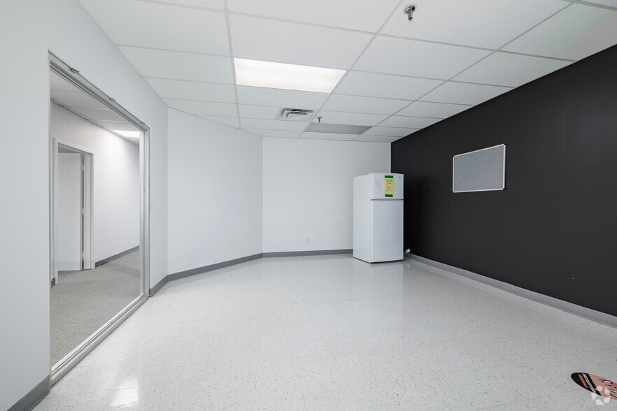 More Photos Of 395 Av Sainte-Croix, Montréal Warehouse For Lease