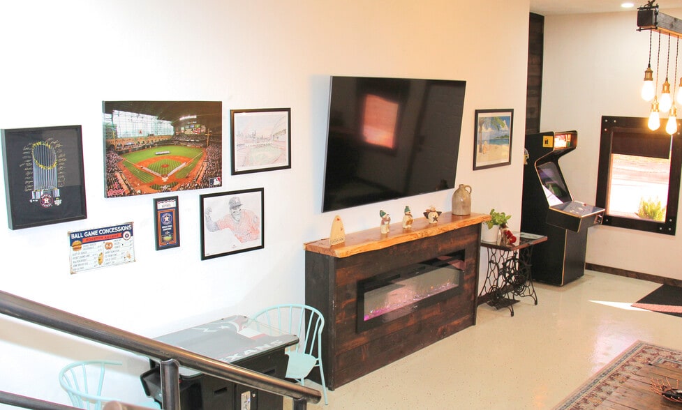 More Photos Of 98 Avenue A, Conroe General Retail For Lease