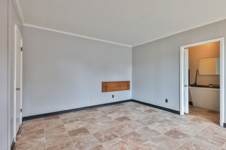 More Photos Of 551 Elm St, Martin Hotel For Sale