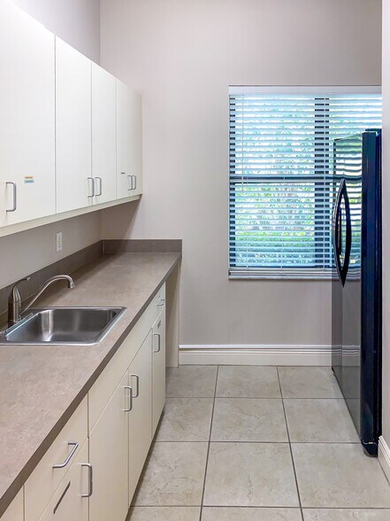 More Photos Of 2301 60th St, Bradenton Medical For Lease