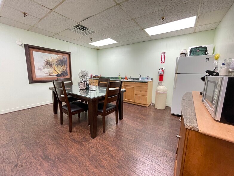 More Photos Of 1420 NW 23rd Ave, Gainesville General Retail For Lease