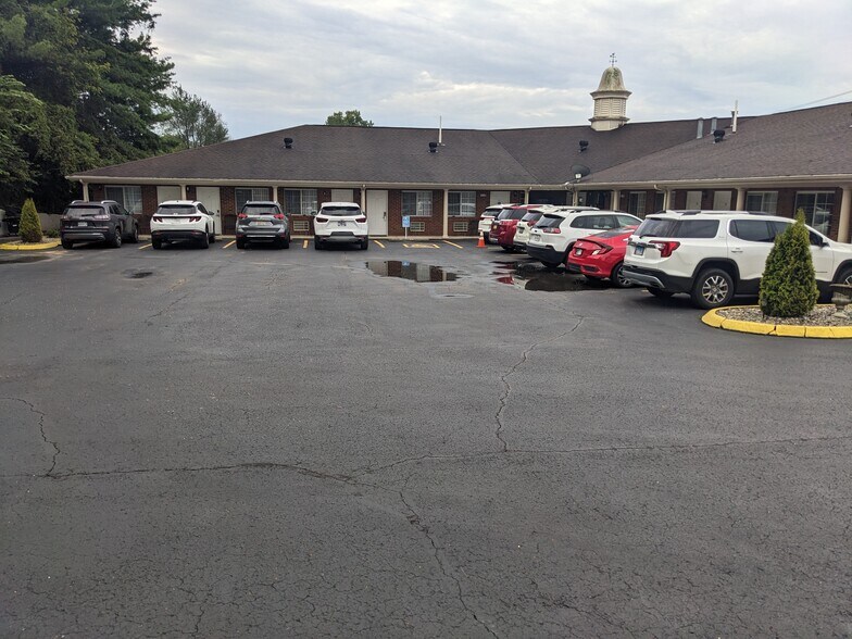 More Photos Of 1500 Edmonton Rd, Tompkinsville Hotel For Sale