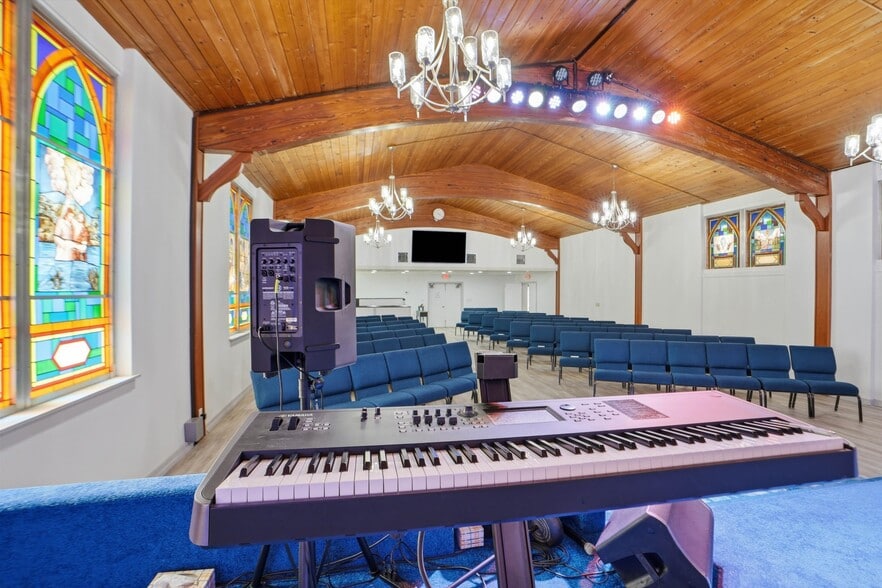 More Photos Of 8075 Lone Star Rd, Jacksonville Religious Facility For Sale