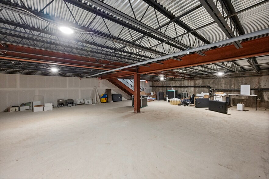 More Photos Of 607 W Jericho Tpke, Huntington General Retail For Lease