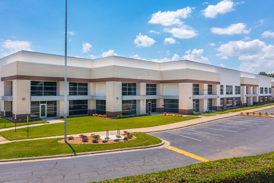 More Photos Of 2745 Whitehall Park Dr, Charlotte Unknown For Lease