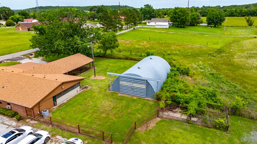 More Photos Of 1404 S B St, Henryetta Veterinarian Kennel For Sale