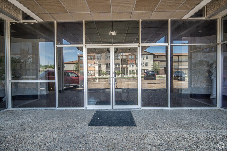 More Photos Of 1711 W Irving Blvd, Irving Medical For Lease